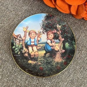 ❣️🆕M.J. Hummel Apple Tree Boy and Girl Collectors Plate❣️